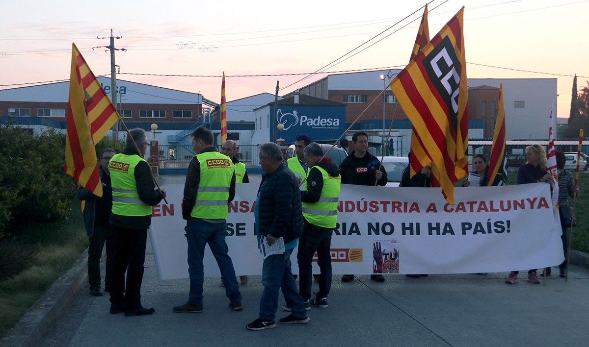 Pla general de la concentració de treballadors i representants sindicals davant l'escorxador de Padesa. d'Amposta.