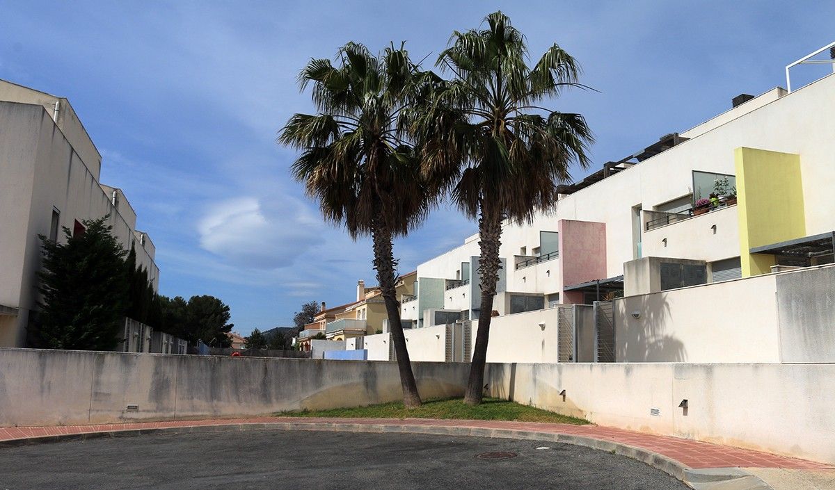 Vista des del carrer dels habitatges il·legals construïts per Turov al Serramar, Alcanar. 