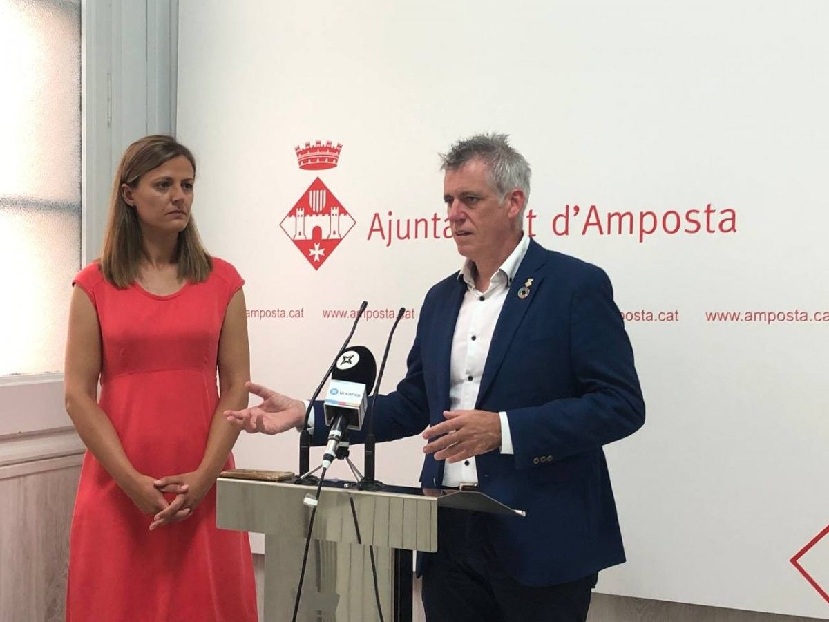 Núria Marco, regidora d'educació i l'alcalde d'Amposta, Adam Tomàs en roda de premsa