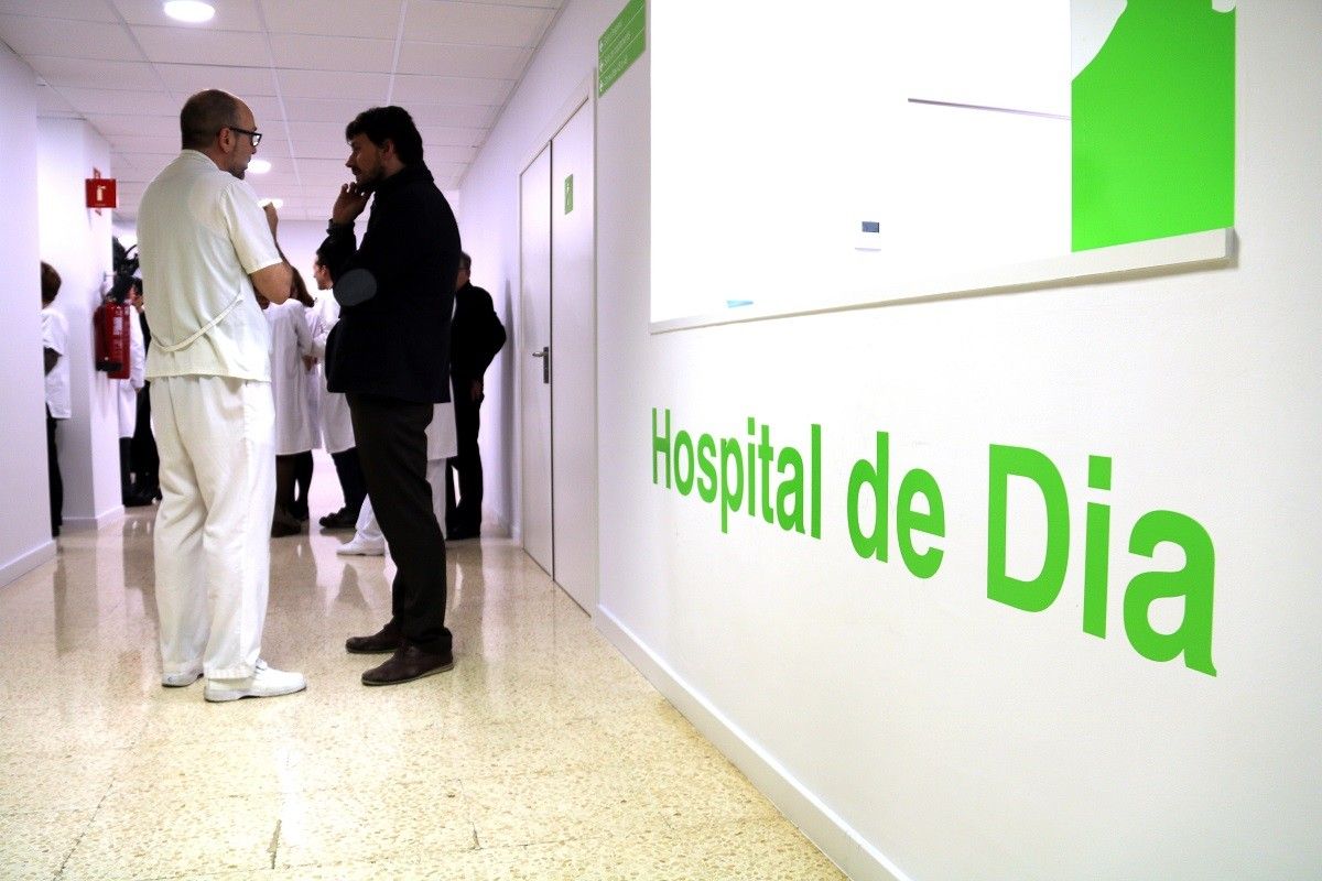 Un usuari a l'entrada del nou Hospital de Dia de Tortosa.
