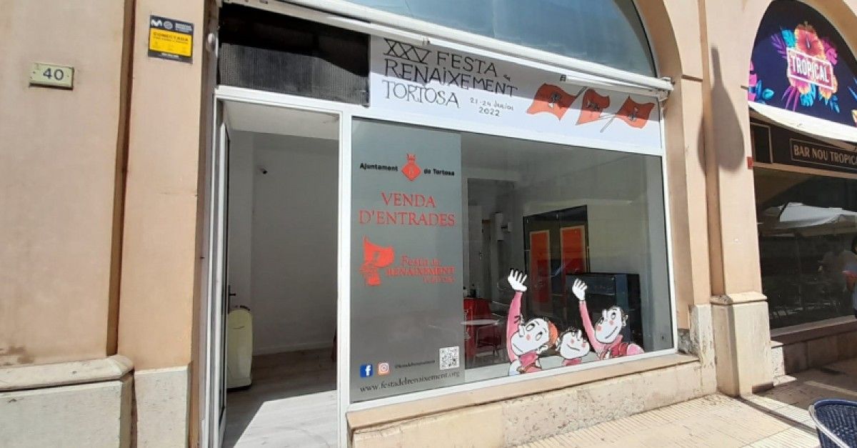 Este punt de venda d'entrades està ubicat a una de les caselles exteriors del Mercat Municipal, al costat de la porta d'accés des de l'avinguda de la Generalitat