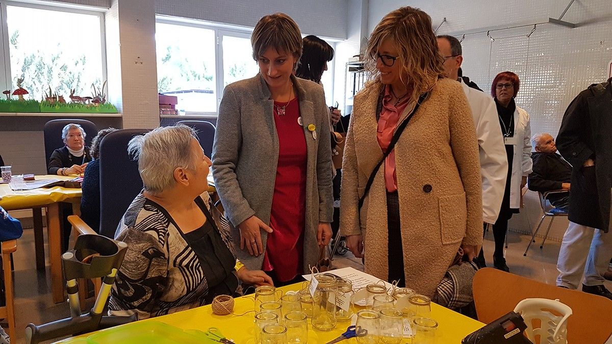 La consellera Vergés en la seua visita a l'Hospital de Móra acompanyada de la directora territoril Mar Lleixà