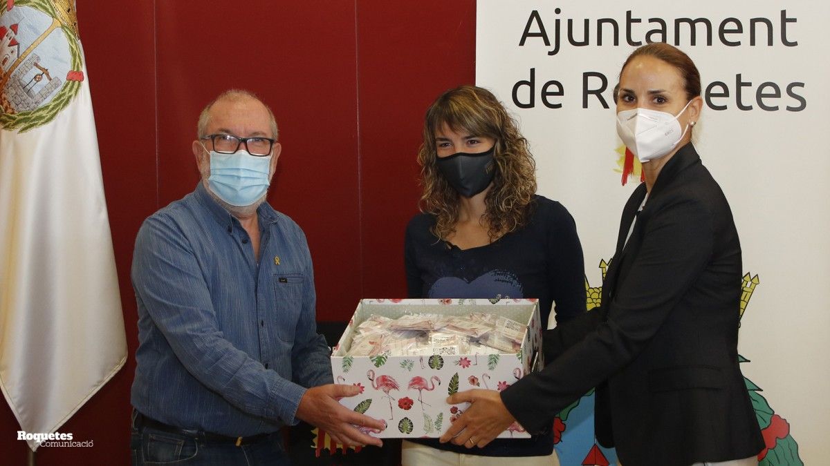 L'Ajuntament de Roquetes adquireix 400 polseres solidàries del projecte Emma, l'Ebre investiga el càncer de mama.