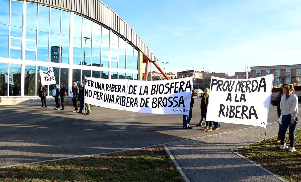 Una vintena de manifestants van mostrar pancartes contra l'abocador de Riba-roja d'Ebre.