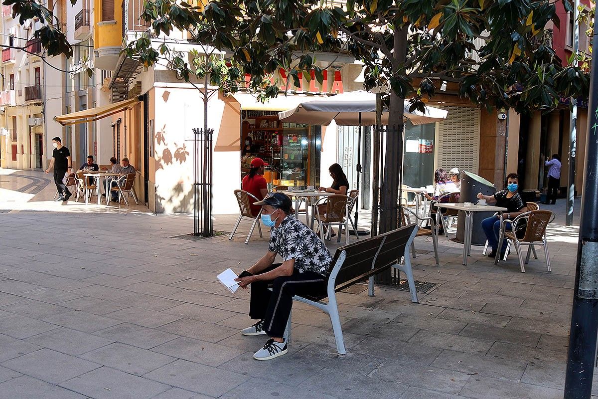 Clients esmorzant a la terrassa d'una cafeteria del centre de Tortosa.