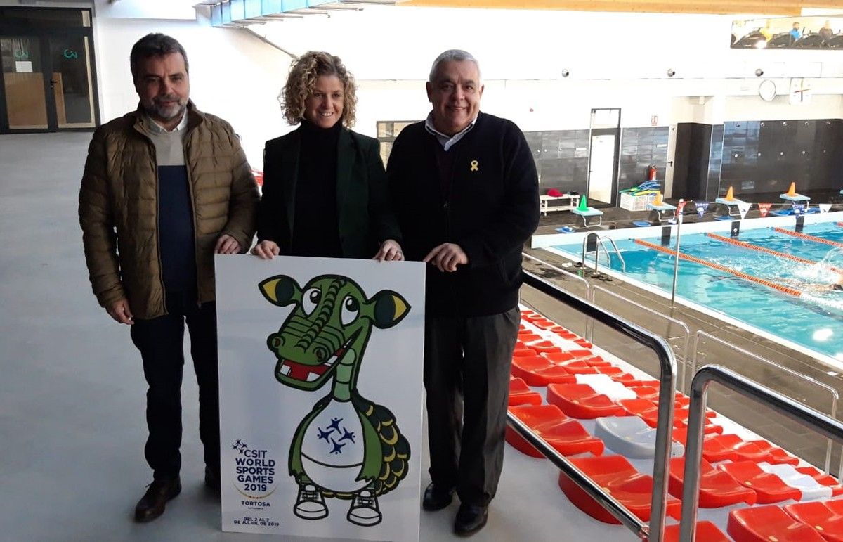 L'alcaldessa, Meritxell Roigé; el president de la Unió de Consells Esportius de Catalunya, Jaume Domingo, i el regidor d'Esports de Tortosa, Joaquin del Pino, han presentat la imatge.