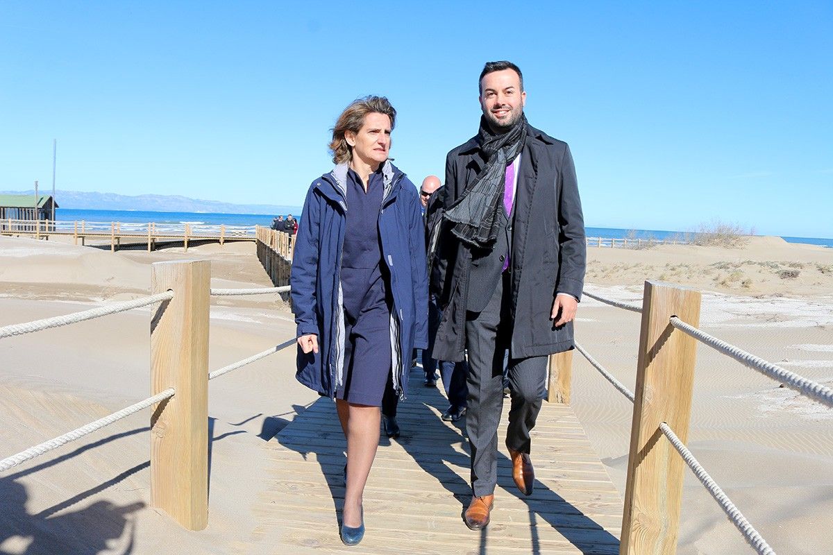 Teresa Ribera ha visitat, entre d'altres espais, la platja de Riumar a Deltebre. A la imatge, acompanyada de l'alcalde de Deltebre, Lluís Soler.