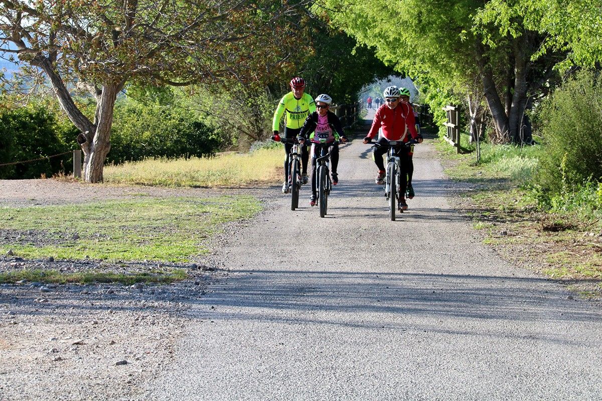 Un grup de ciclistes circulant per la Via Verda.