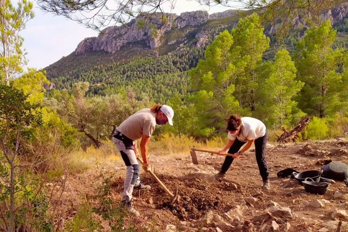 Dos arqueòlegs treballant al jaciment d'Alfara de Carles. 