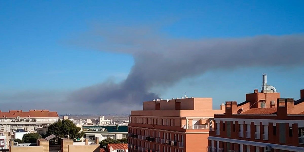 La columna de fum, vista des del centre de la Ràpita.