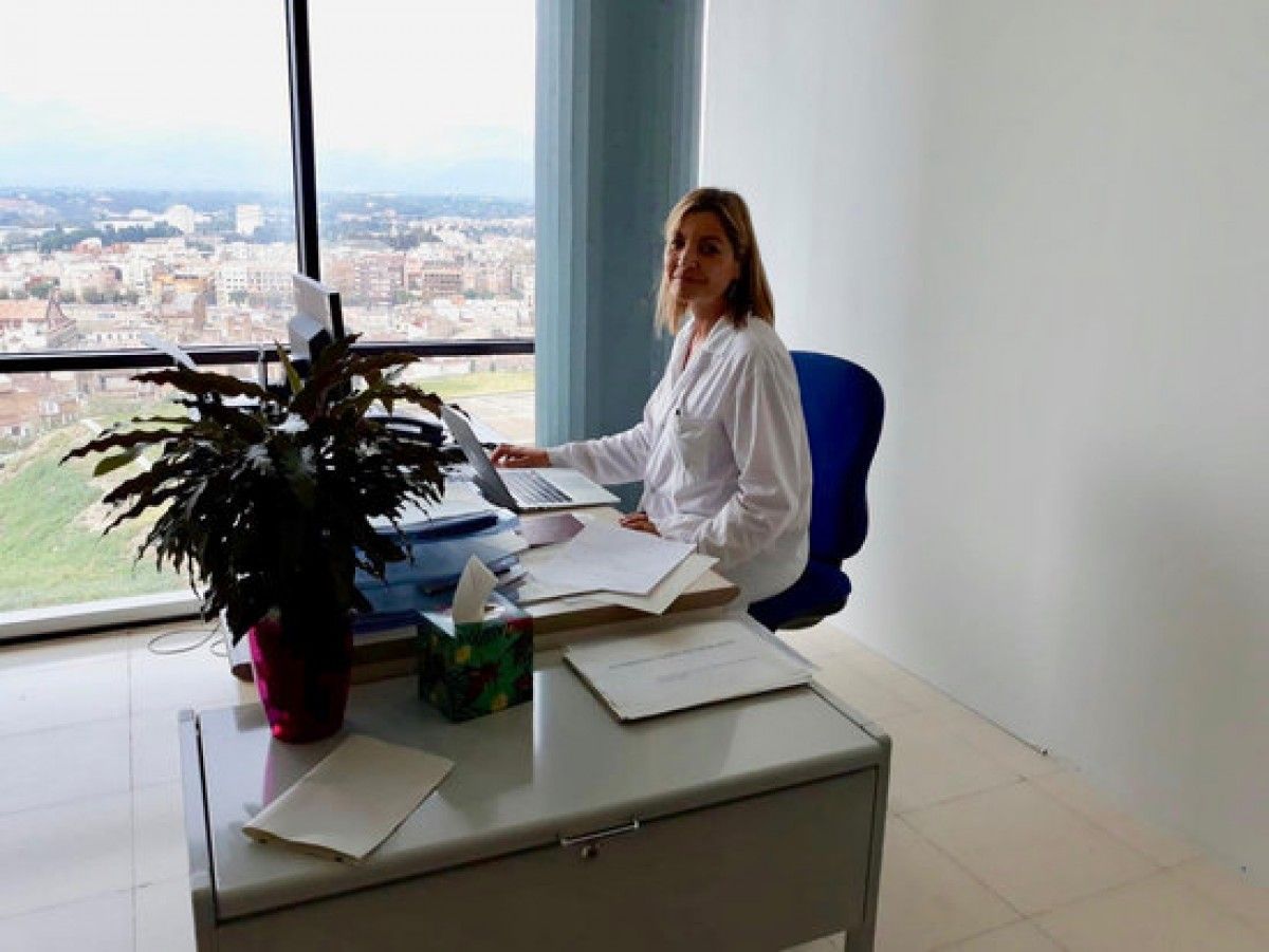 La directora de l'Hospital Verge de la Cinta de Tortosa, la doctora Maria José Rallo, al seu despatx