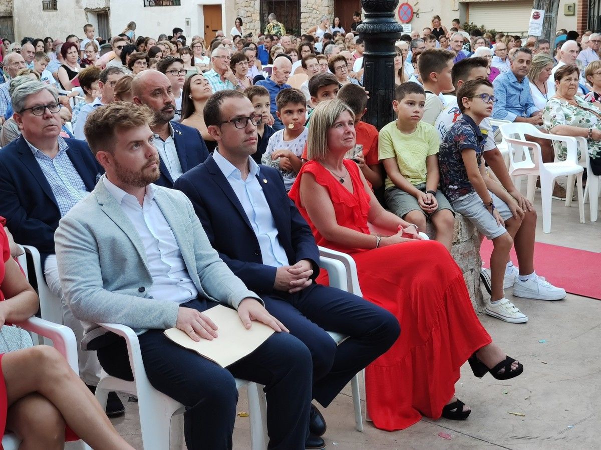 La presidenta de la Diputació de Tarragona, Noemí Llauradó acompanyada de les autoritats del Baix Ebre a punt de pronunciar el pregó de les Festes de Sant Roc, a Paüls 