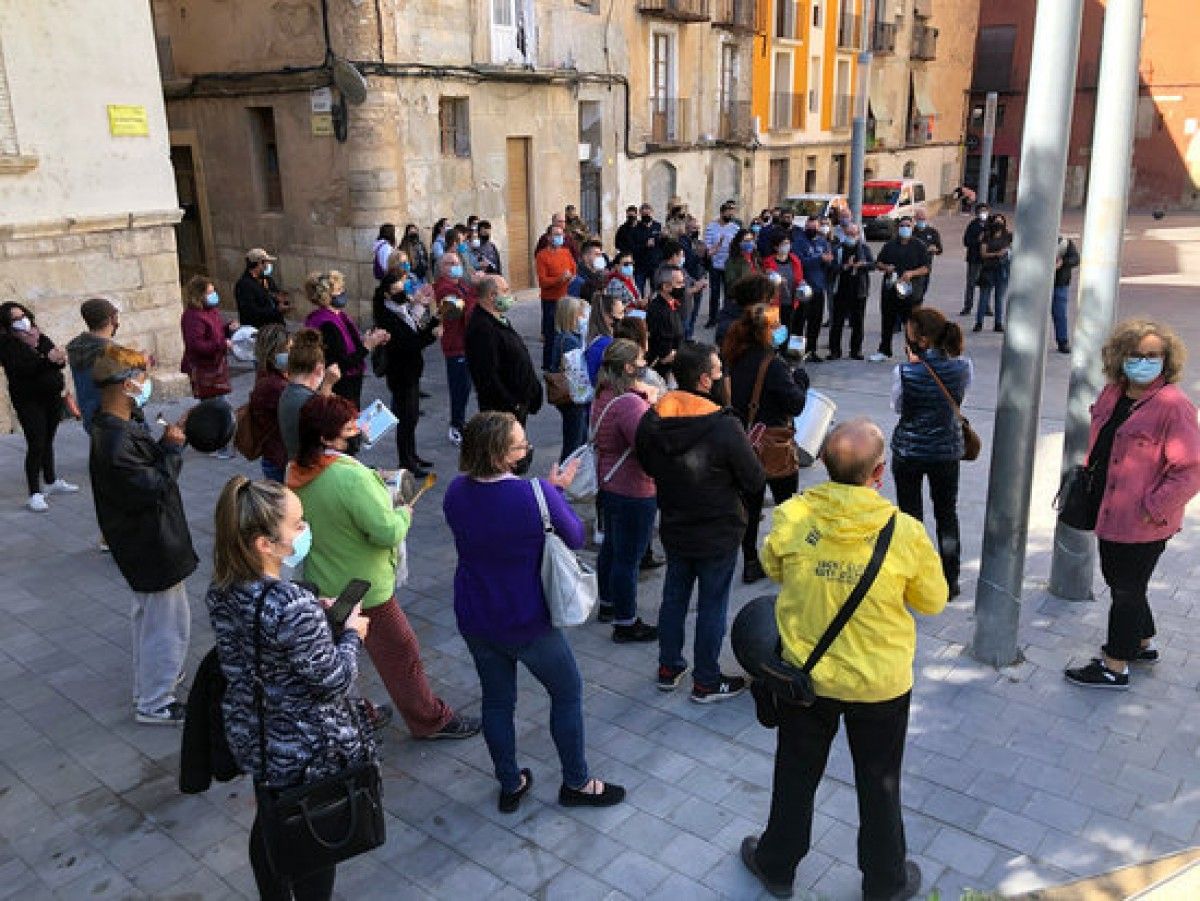 Una 70à de restauradors protesten amb una sonora cassolada a Tortosa pel tancament dels seus negocis