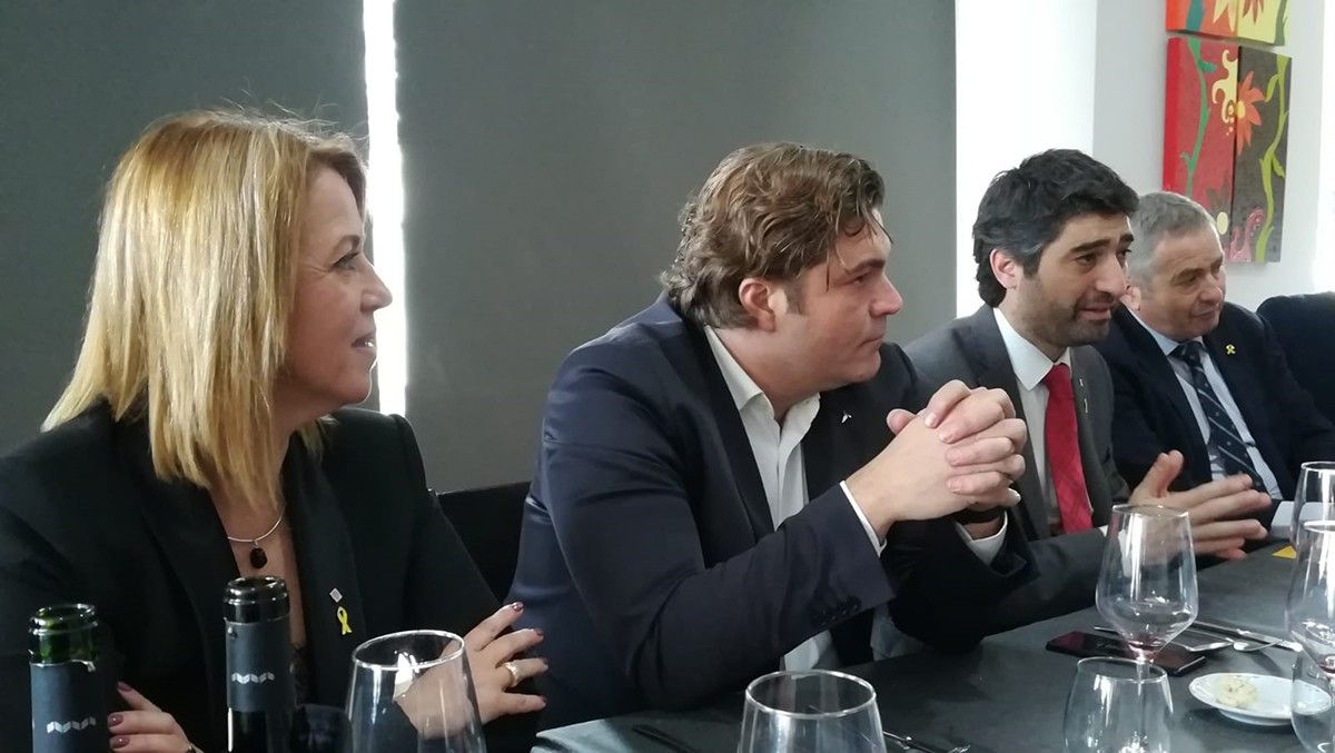 La incorporació d'Annabel Marcos a la llista de Junts per Amposta va ser anunciada durant un dinar amb empresaris i el conseller d'Administració Pública Jordi Puigneró