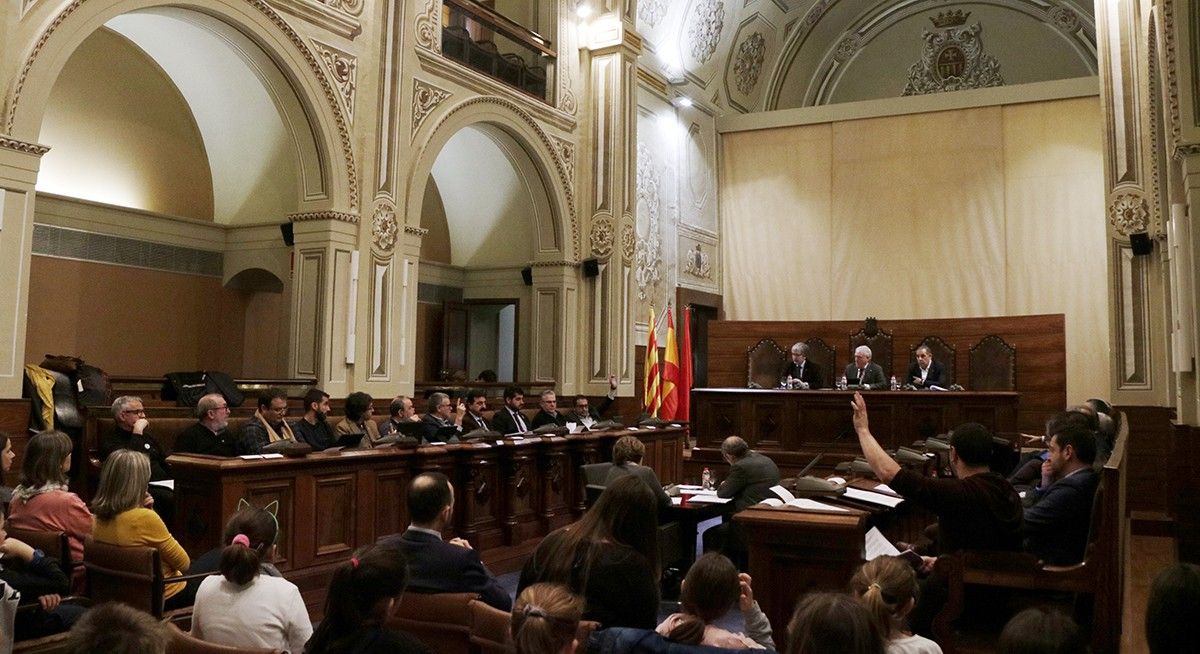 El ple de la Diputació de Tarragona en el moment que ERC i CUP voten a favor de la moció de rebuig a l'abocador de Riba-roja. 