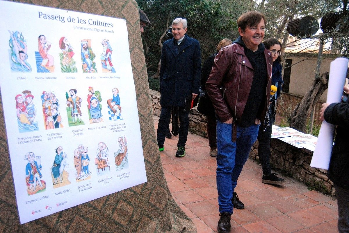 L'il·lustrador Ignasi Blanch al costat d'un mural amb una rèplica de les figures que farà per al passeig de les Cultures de Tortosa. 