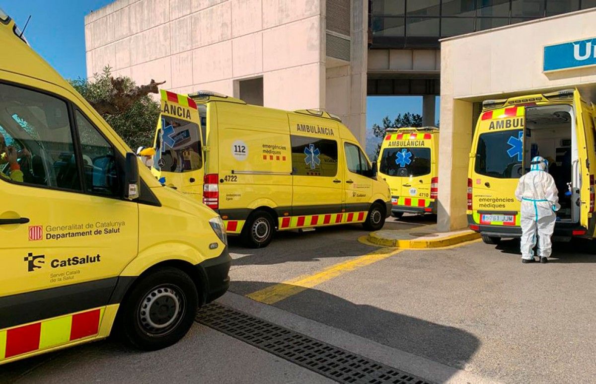 Ambulàncies esperant l'ingrés dels malalts que trasllades, a la porta d'Urgències.