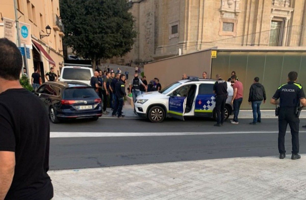 Imatges de la detenció ahir al vespre dels pressumptes implicats en l'atracament mortal del Bingo de Tortosa 