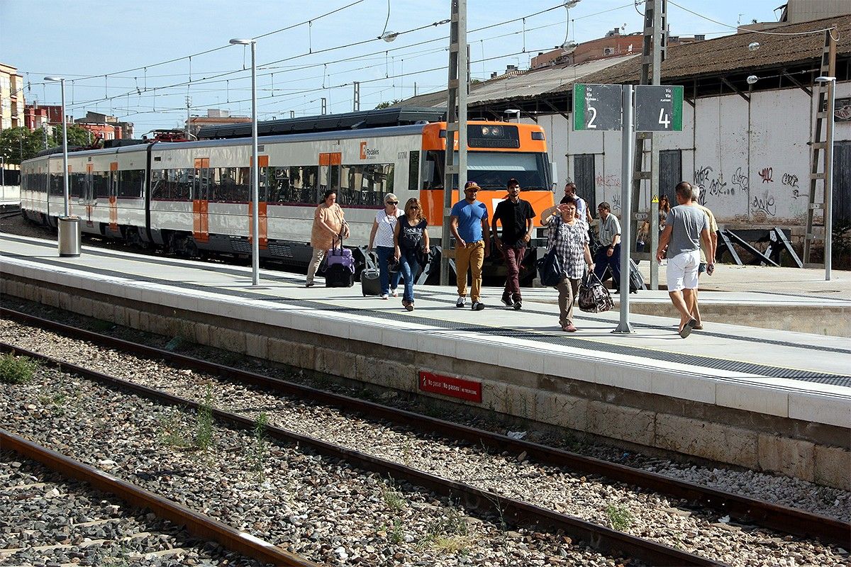 Un tren a l'estació de Tortosa.