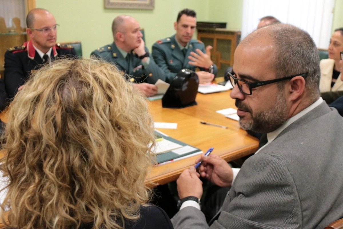 El consellser d'Interior, Miquel Buch, conversant amb l'alcaldessa de Tortosa, Meritxell Roigé, durant la Junta Local de Seguretat.