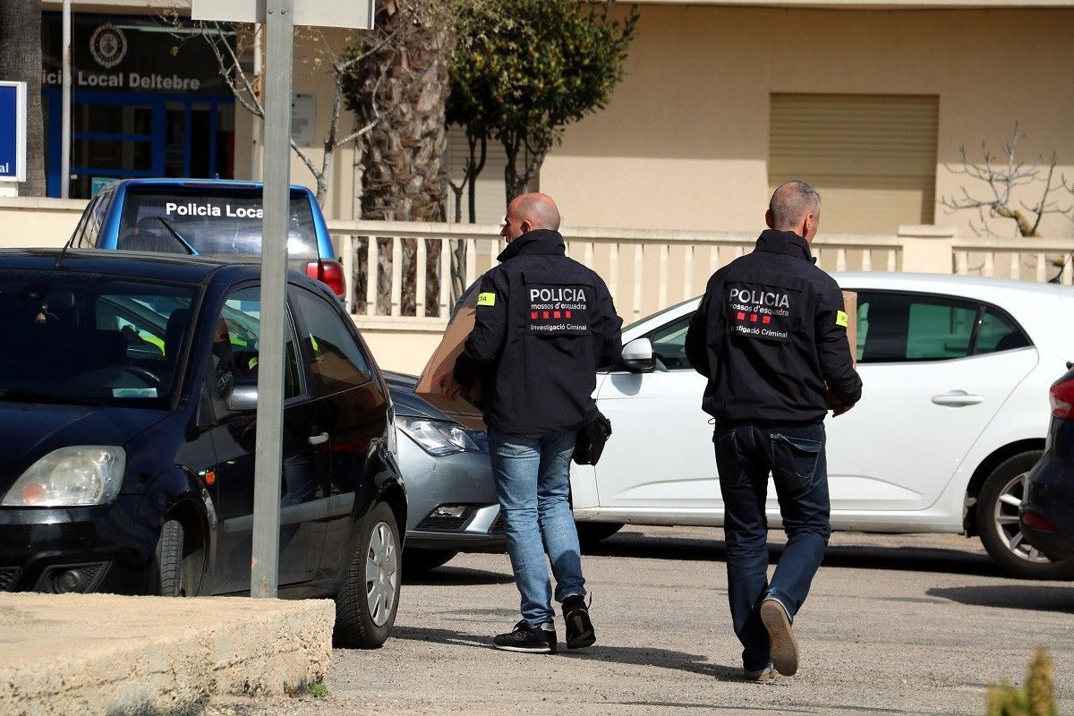 Els agents dels Mossos d'Esquadra amb les caixes d'informació requisada de l'Ajuntament de Deltebre.