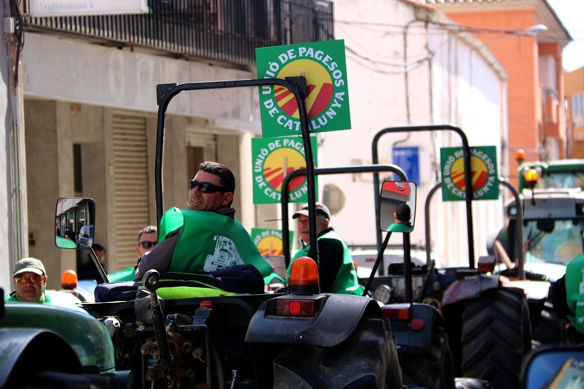 Els pagesos amb pancartes d'UP, durant la marxa lenta convocada a Tortosa.