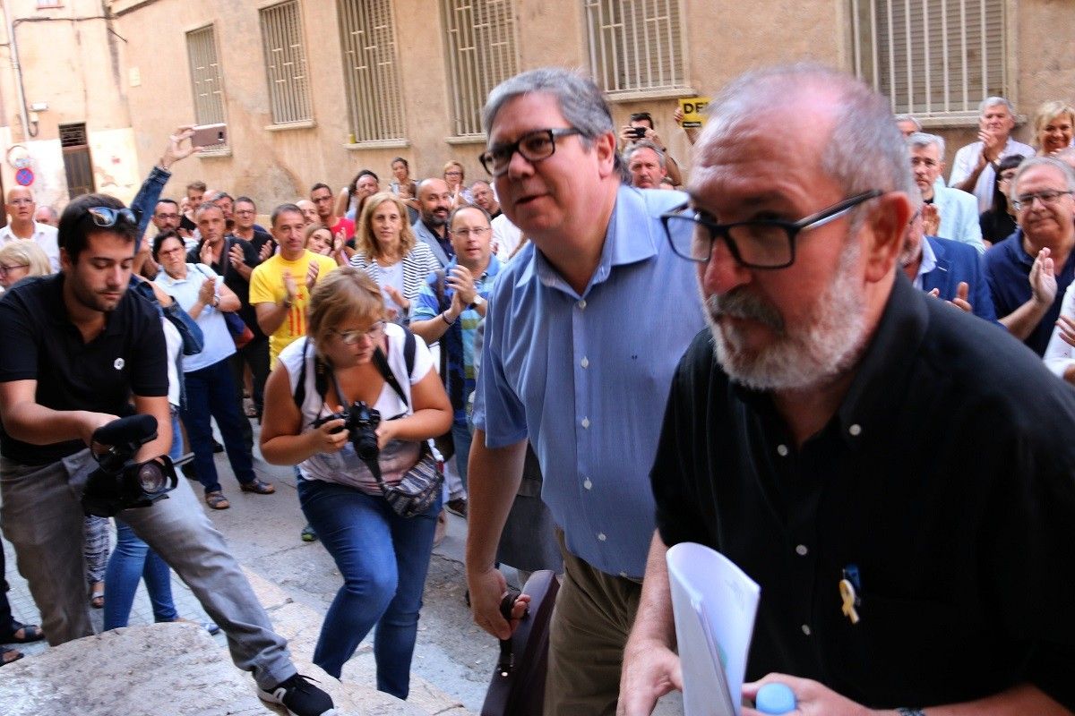 Imatge d'arxiu de l'alcalde de Roquetes, Paco Gas, accedint a les dependències del jutjat de Tortosa acompanyat del seu advocat, Xavier Faura.