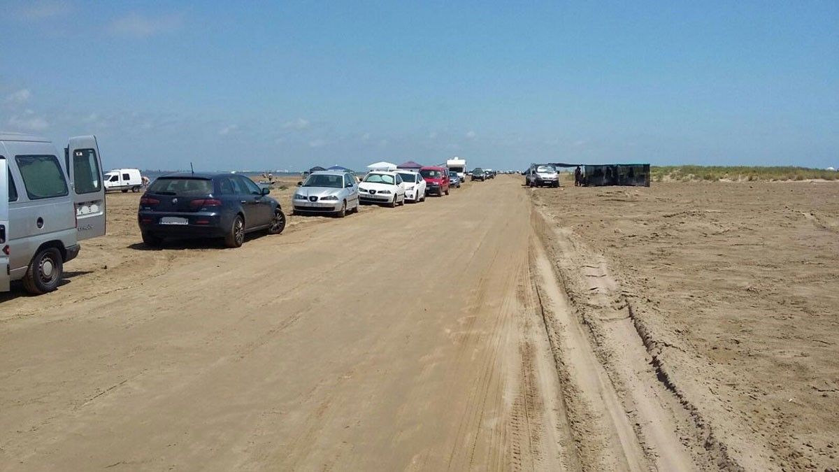 Vehicles estacionats a la platja del Trabucador, en una imatge d'arxiu.
