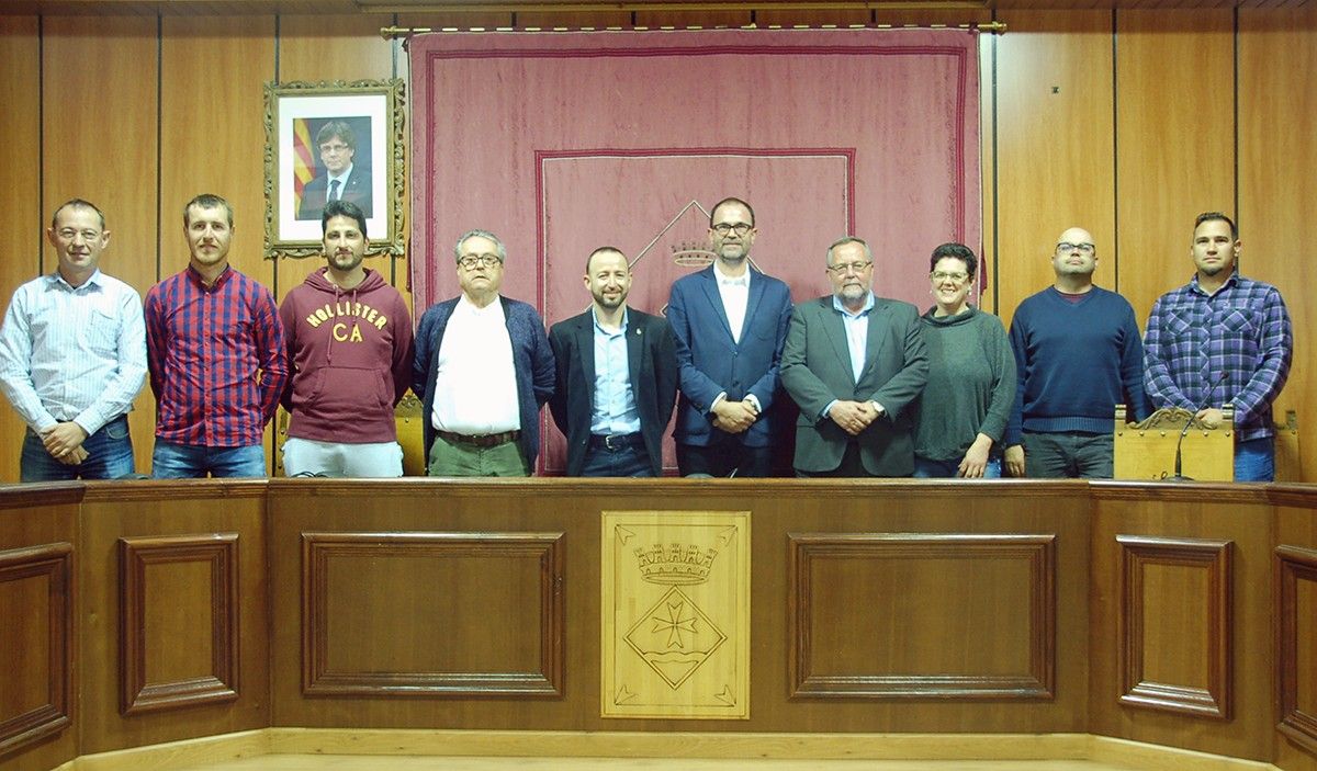 La corporació municipal de Riba-roja d'Ebre amb representants de Griñó i Urbaser després de tancar l'ampliació del conveni del dipòsit.