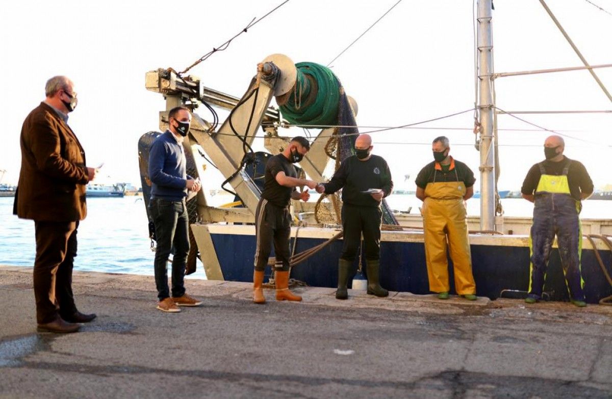 Les primeres mascaretes s'han repartit entre els pescadors de la Confraria Verge del Carme de la Ràpita