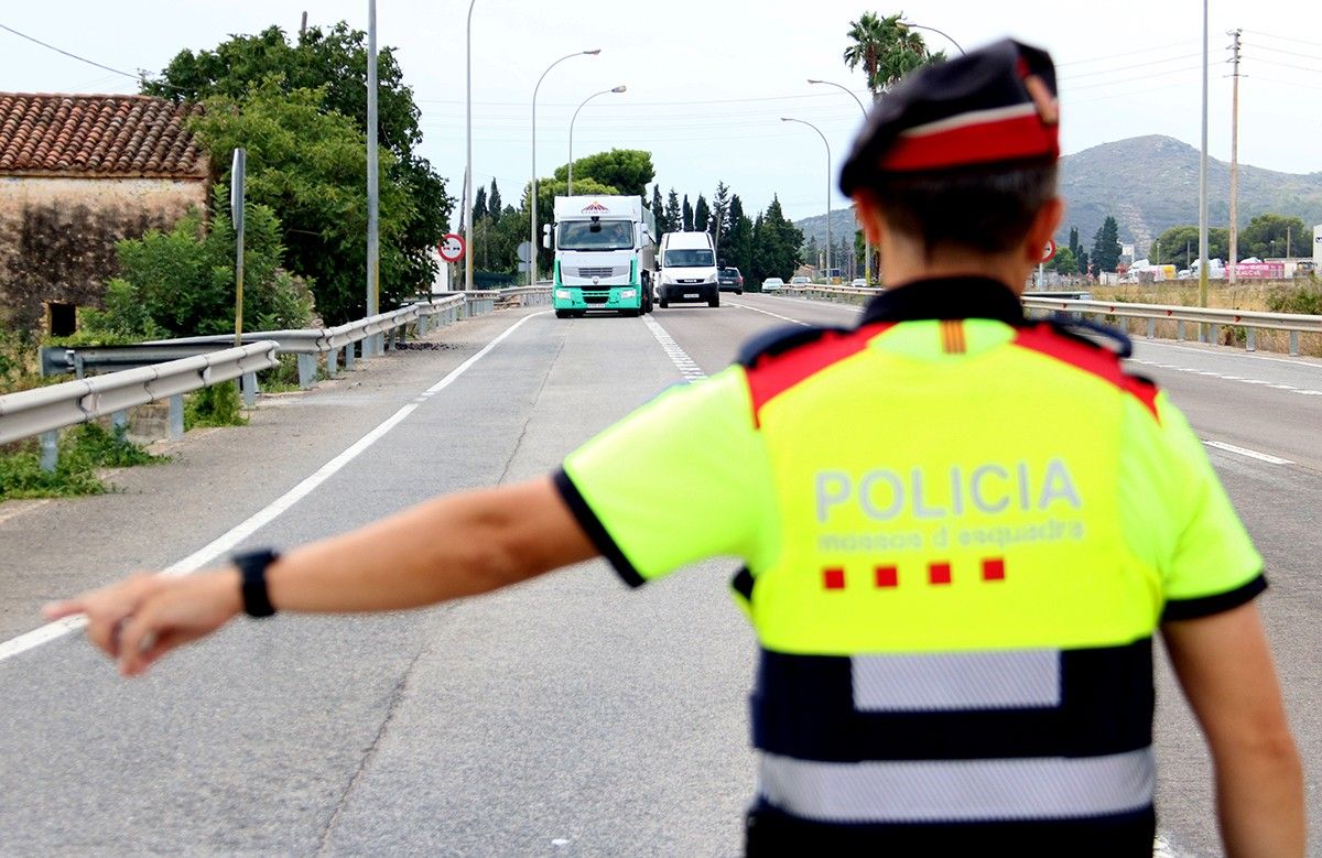 Pla general d'un camió arribant al punt de control dels mossos a la N-340 a Amposta