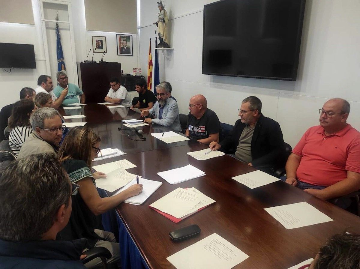Els membres que formen el nou Comitè de Cogestió de la Pesca del delta de l'Ebre reunits 