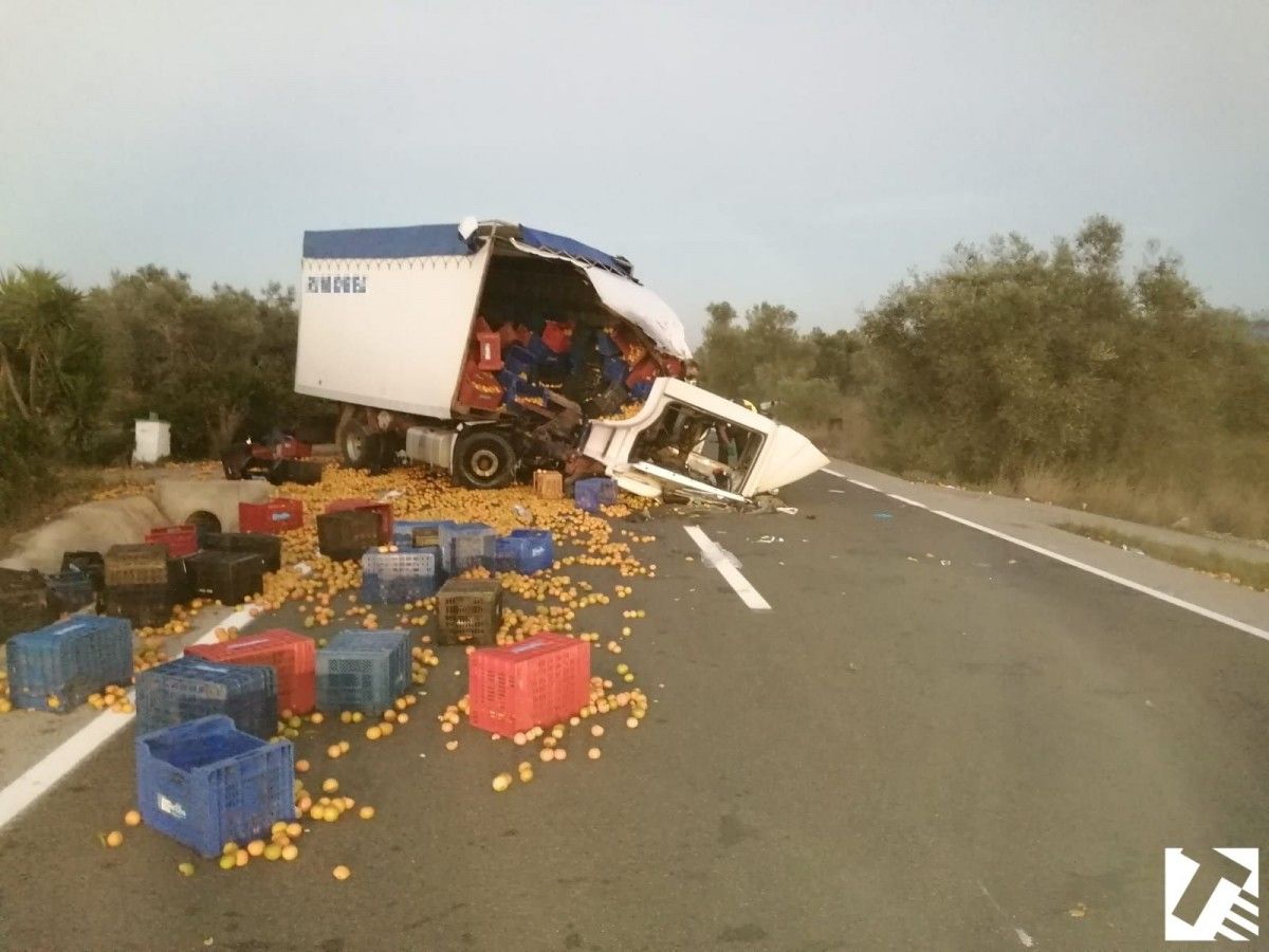 Imatge del camió accidentat este dimarts a la TP 3311.