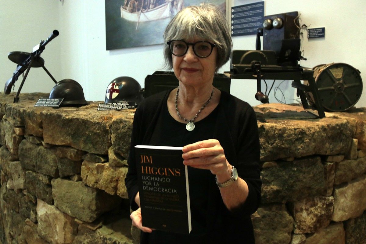 L'autora canadenca Janette Higgins, amb un exemplar del llibre del seu pare al Centre d'Estudis de la Batalla de l'Ebre de Gandesa  