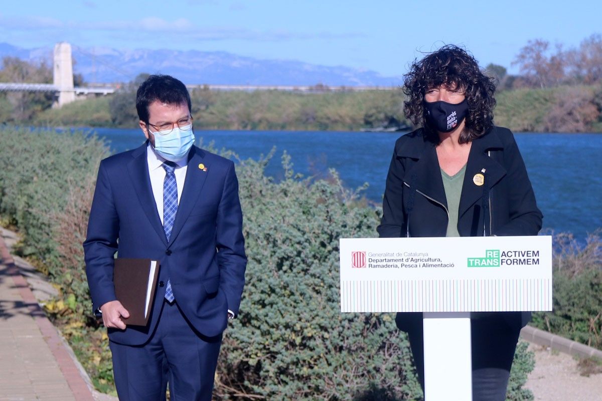 El vicepresident Pere Aragonés i la consellera Teresa Jordà intervenint el l'acte de consens sobre la gestió de l'aigua a Amposta