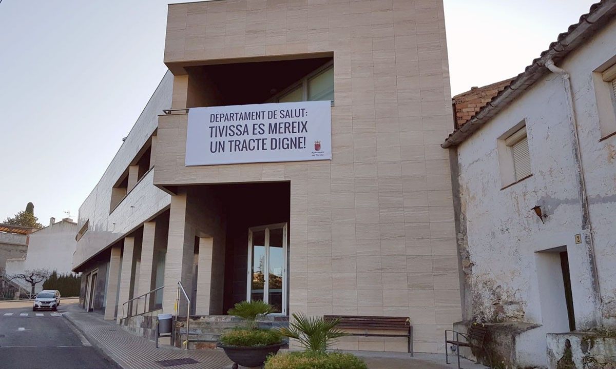 Pancarta penjada a la façana del Centre Municipal de Serveis. 