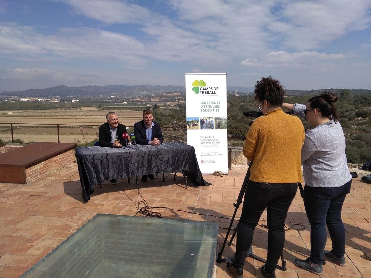 El coordinador de Joventut de les Terres de l’Ebre, Joan Barberà, i el president de l'EMD de Campredó, Damià Grau, en la presentació dels camps de treball 2019.
