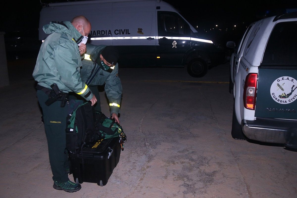 Dos agents del GEAS de la Guàrdia Civil recollint el material emprat en el rescat submarí al port Sant Carles Marina.