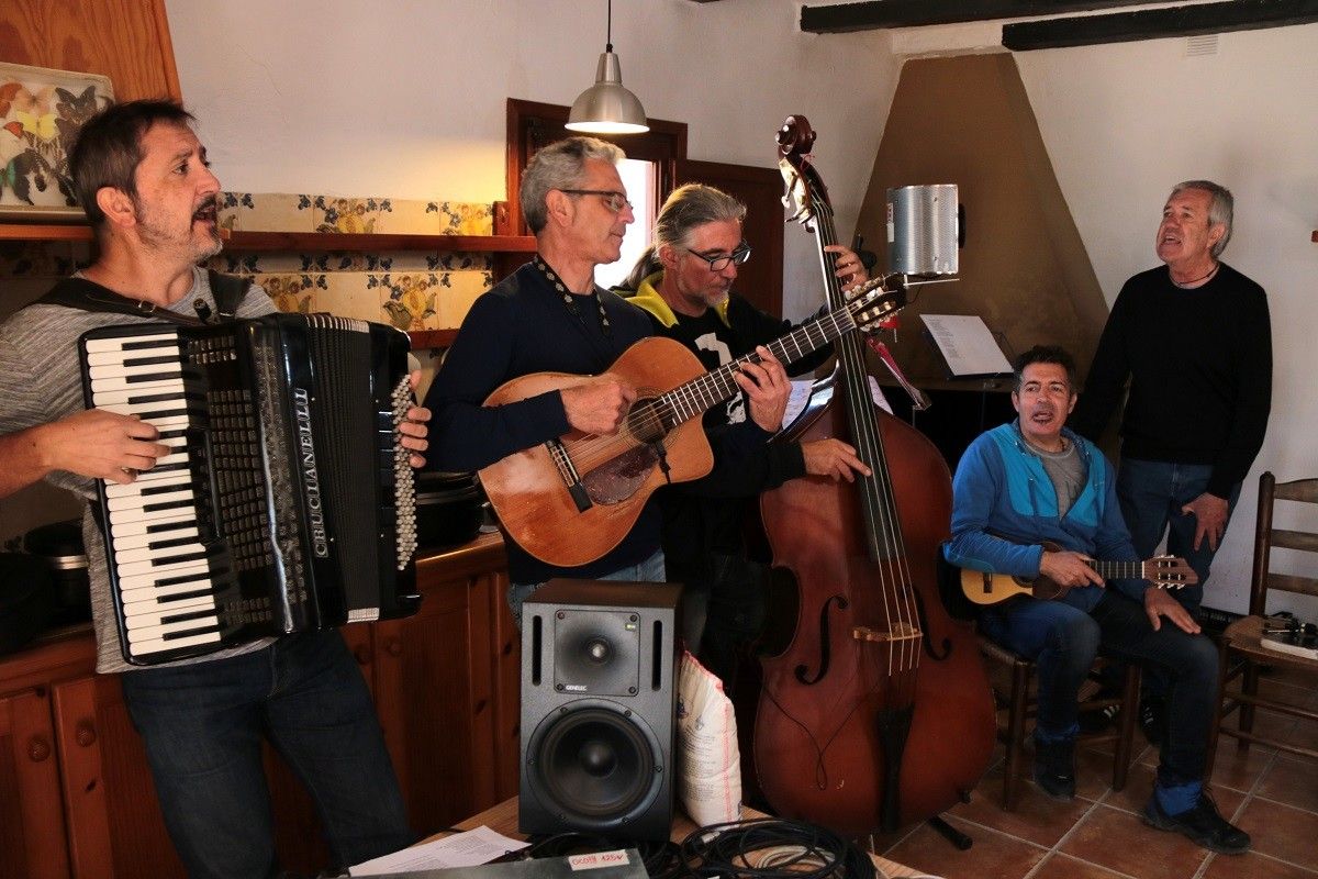 Quico el Célio, el Noi i el Mut de Ferreries a l'estudi de l'Illa de Buda, on han gravat el seu últim disc.