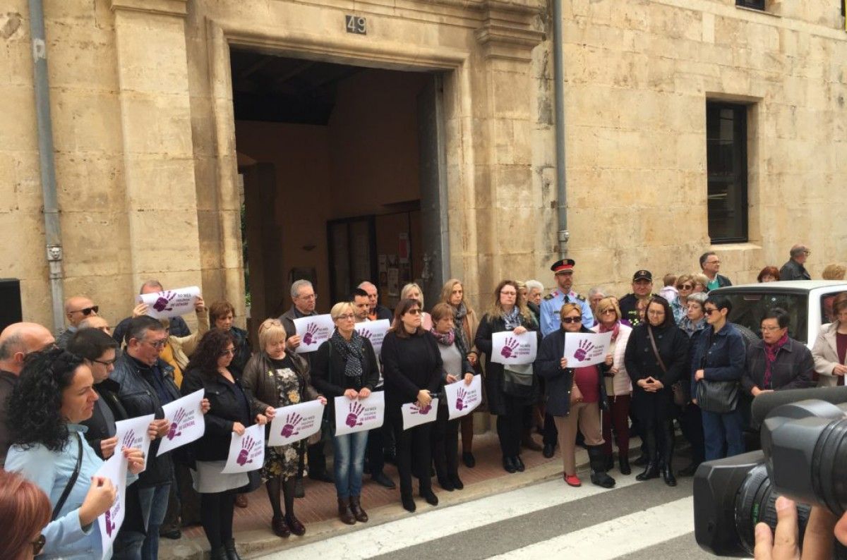 Imatge dels 5 minuts de silenci que es van realitzar este dilluns davant l'Ajuntament d'Ulldecona