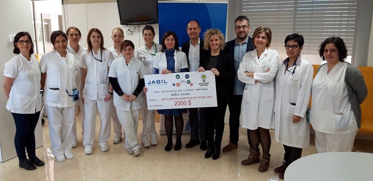 El director de la filial a Tortosa amb els membres de l'equip mèdic de l'Hospital i l'alcaldessa de Tortosa.