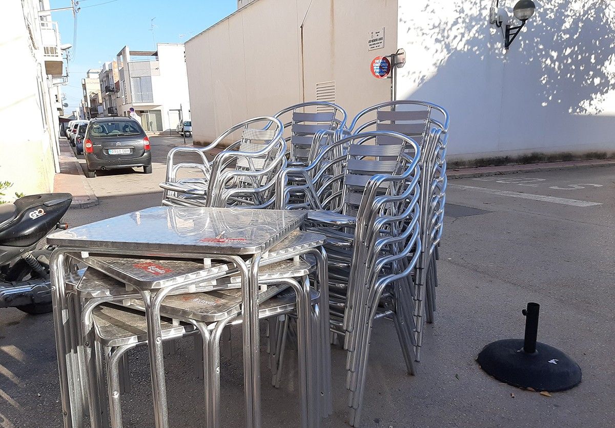 Taules i cadires d'una terrassa de bar a Alcanar