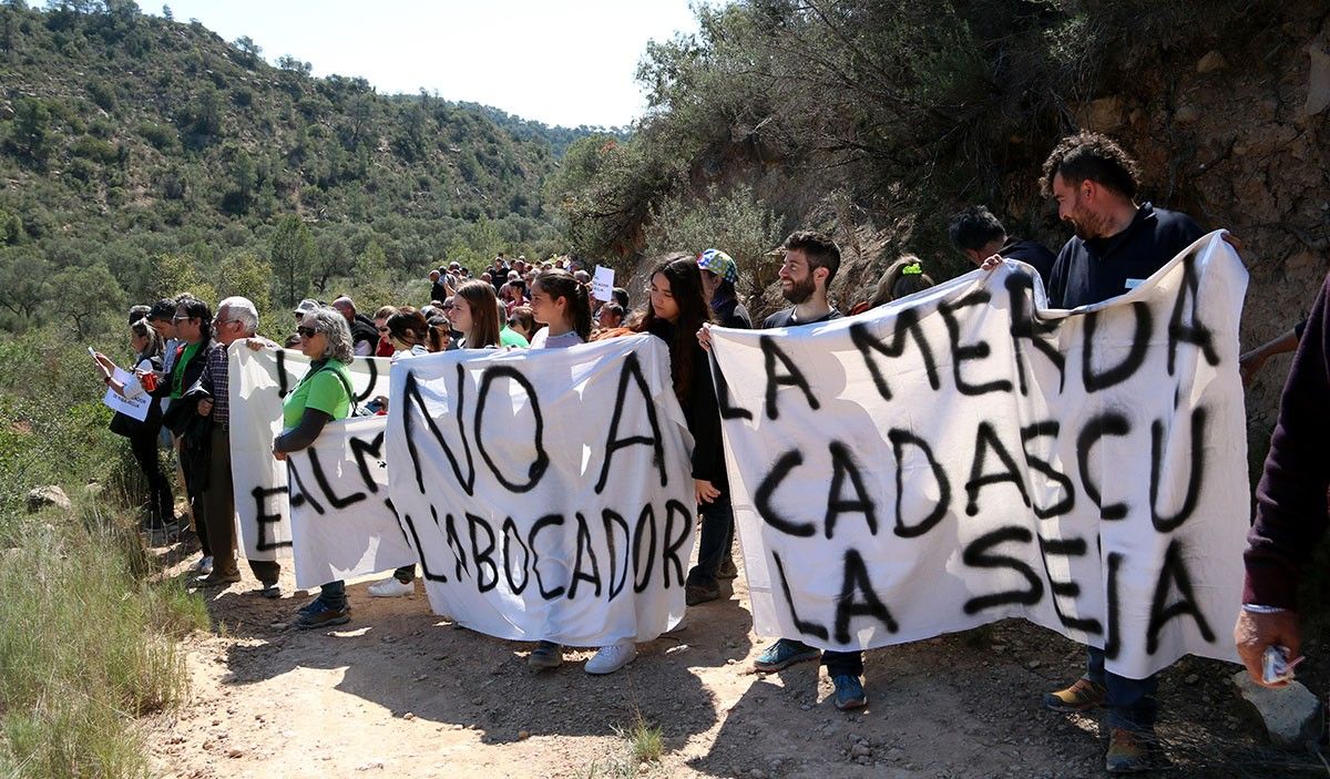 Membres de les plataformes 'Almatret Net' i la 'Ribera Digna' en l'acció per denunciar el projecte de l'abocador de residus de Riba-roja.