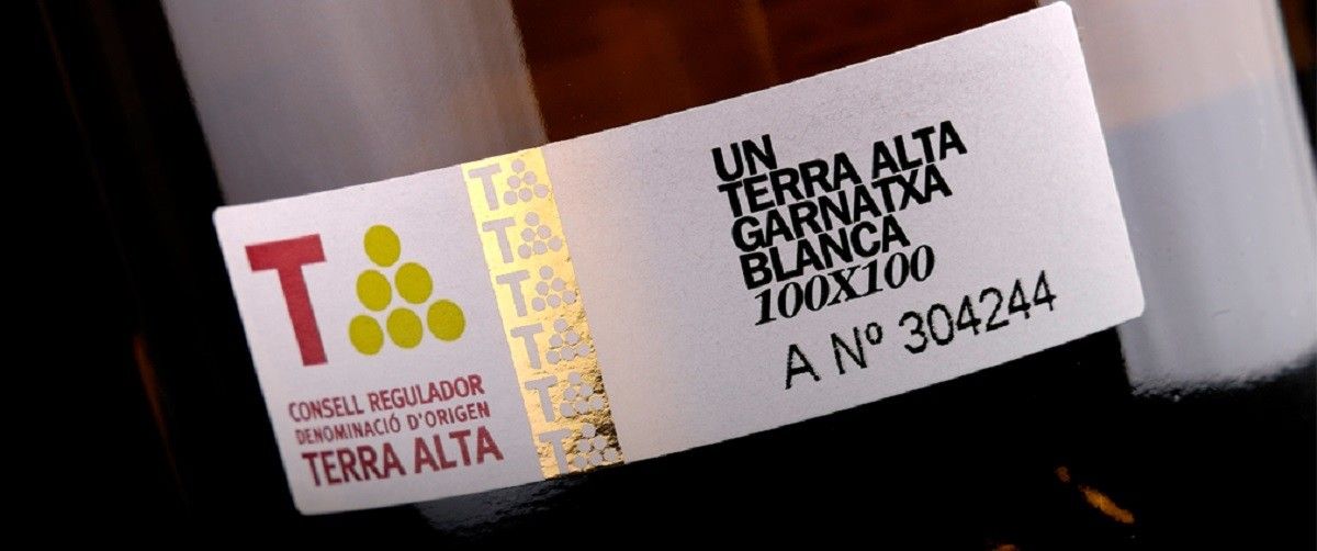 Etiquetatge d'una ampolla de vi de la DO Terra Alta.