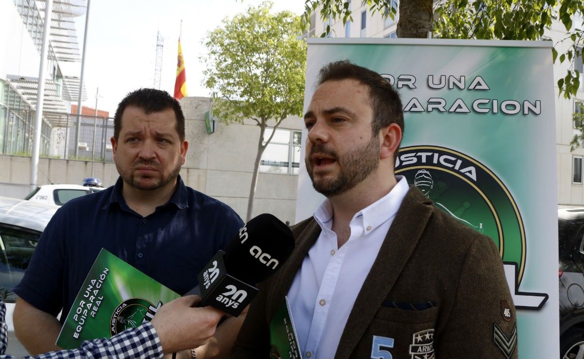 El secretari general de Jucil, Cristian Eric Marco (dreta), atenent els mitjans davant la comandància de Tarragona.