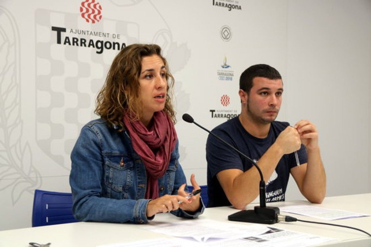 [Pla mitjà de Laia Estrada, regidora de la CUP de Tarragona, i d'Edgar Fernàndez, diputat de la CUP a la Diputació de Tarragona, en roda de premsa el 25 d'octubre del 2018. (Horitzontal)]