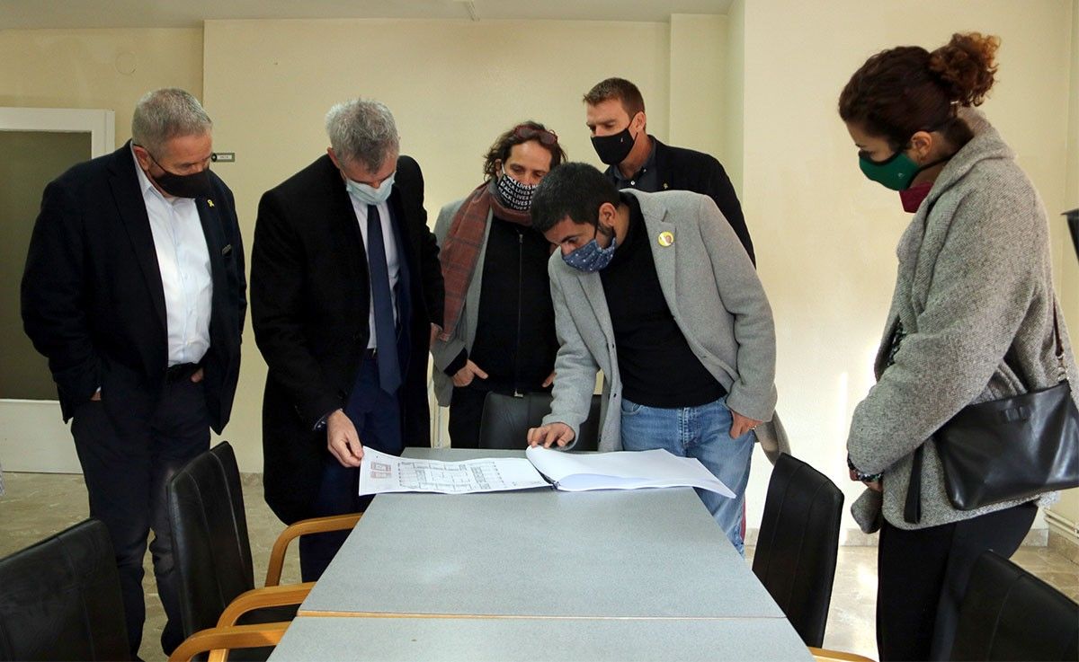 El conseller Homrani, amb l'alcalde d'Amposta i altres autoritats, en la visita a l'antiga residència d'avis.