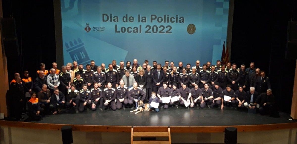 Foto de família del dia de Policia Local de Tortosa que ha tingut lloc a l'Auditori Felip Pedrell de Tortosa 
