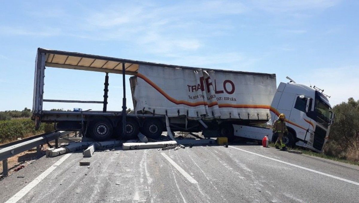 El camió accidentat a l'AP-7, a l'alçada d'Ulldecona.