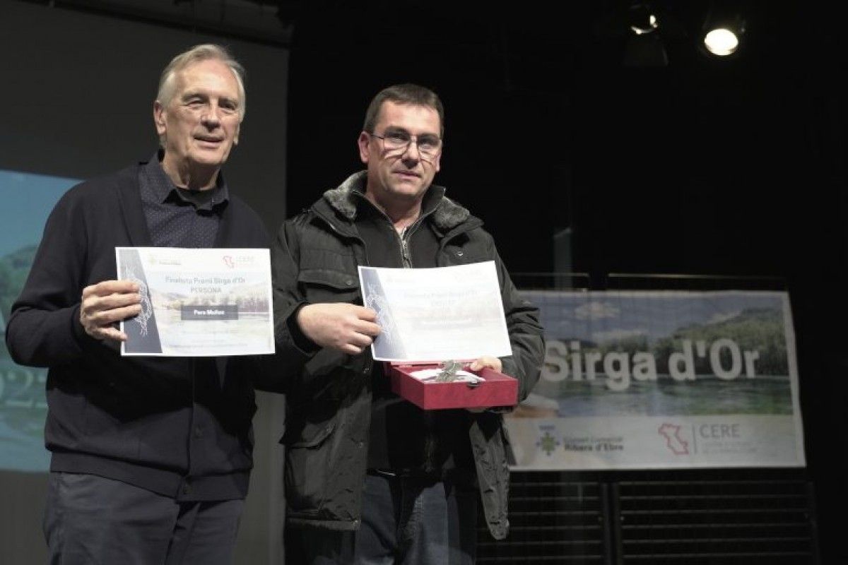  A l’esquerra, Pere Muñoz i, a la dreta, en nom del Museu del Ferrocarril, Jordi Sasplugues, amb la Sirga d’Or rebuda divendres